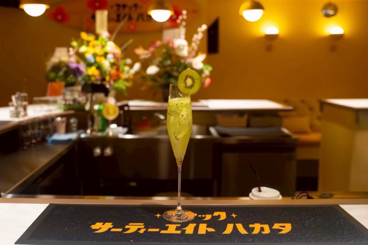 彩りを添えるドリンク:お店のカウンターで撮影した一杯。